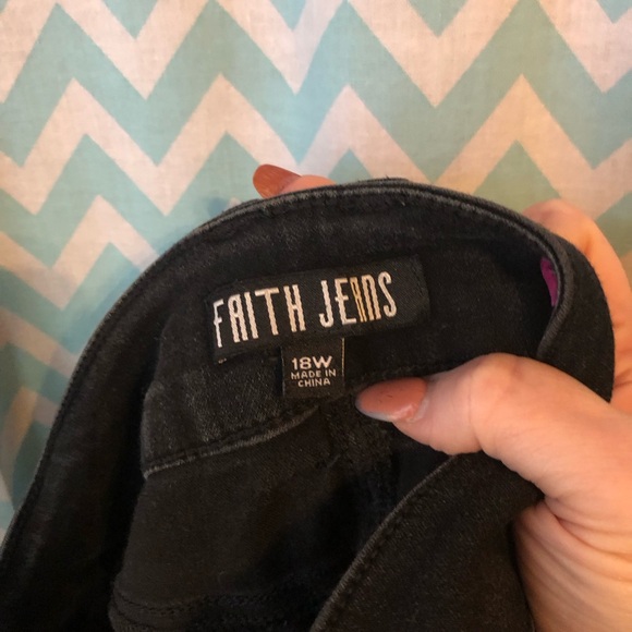 FINAL SALE- LEAVING CLOSET-NO FURTHER DISCOUNTS - Picture 5 of 9